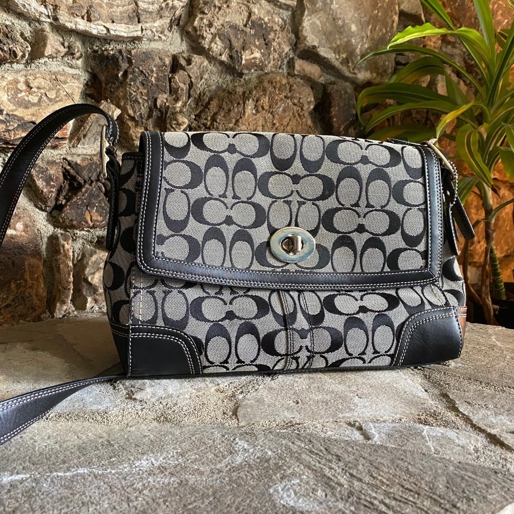 Authentic COACH Hamptons Signature Flap Purse